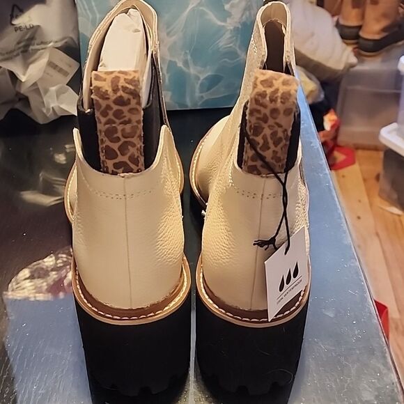 Stylish White Ankle Boots Dolce Vita NWT Size 7.5 - Picture 4 of 8